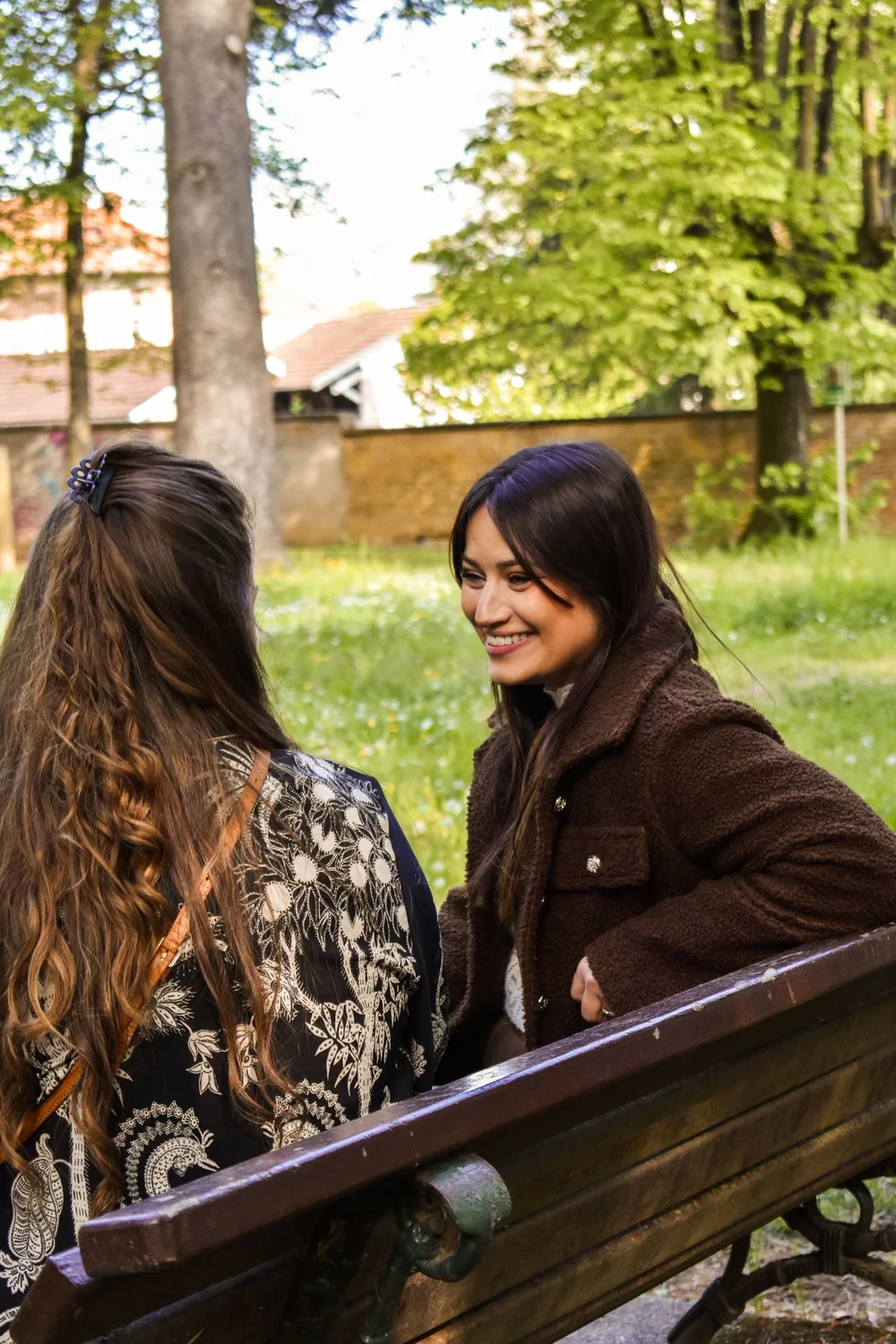 Laureen en séance de coaching avec une cliente, échange en extérieur à l’écoute de la femme derrière le rôle de mère