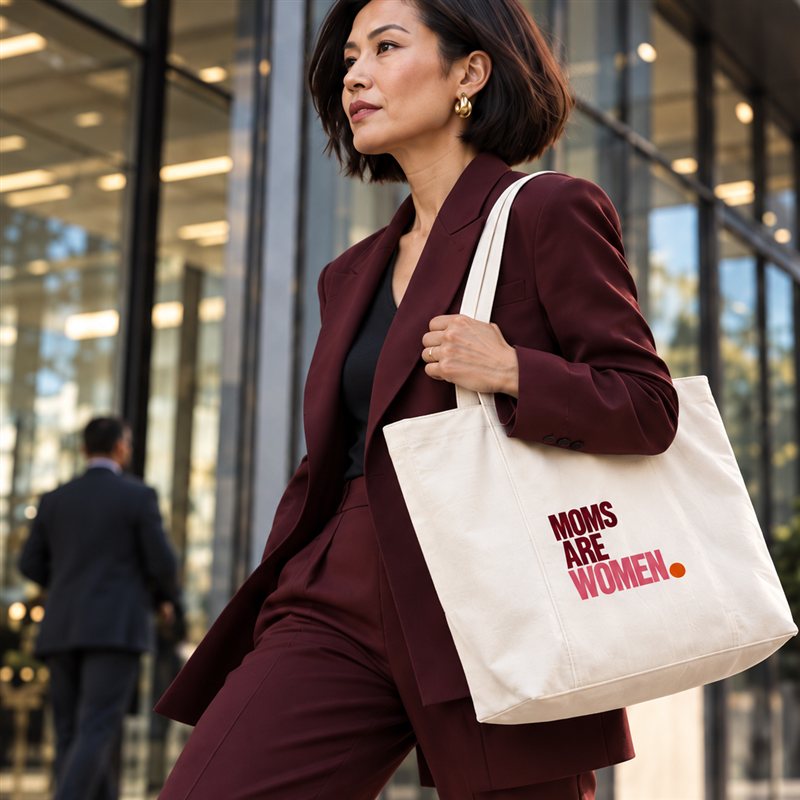 Femme portant un vêtement ou accessoire MOMS ARE WOMEN, communauté de femmes à part entière