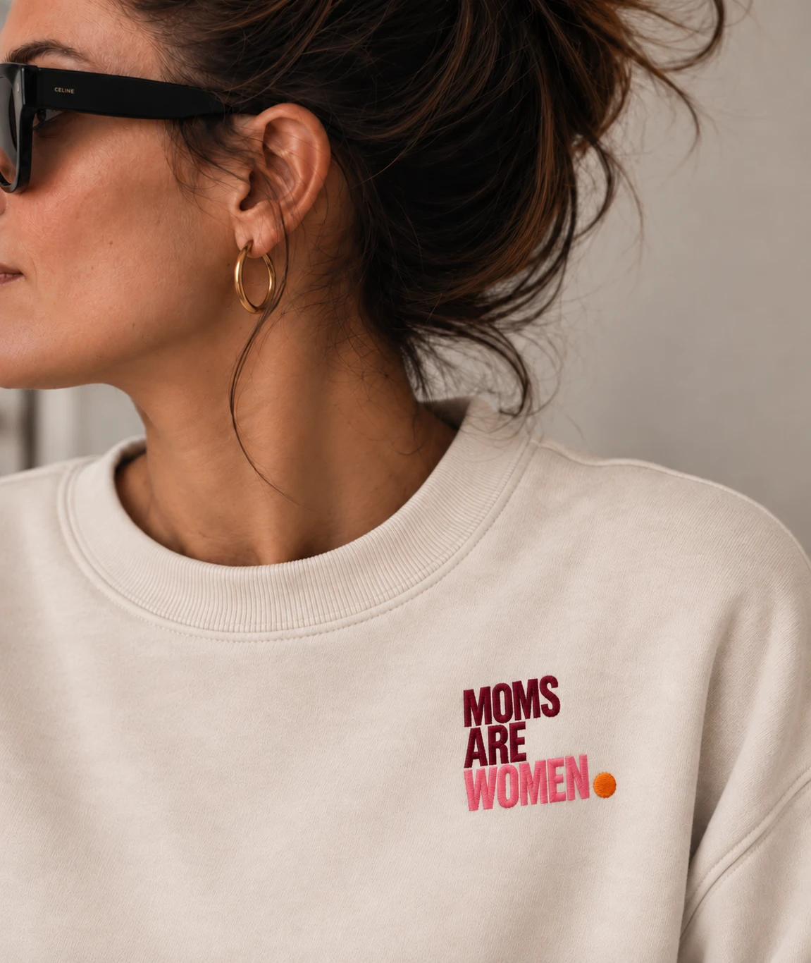Femme portant un sweat MOMS ARE WOMEN, coach charge mentale et maternité dans le Beaujolais